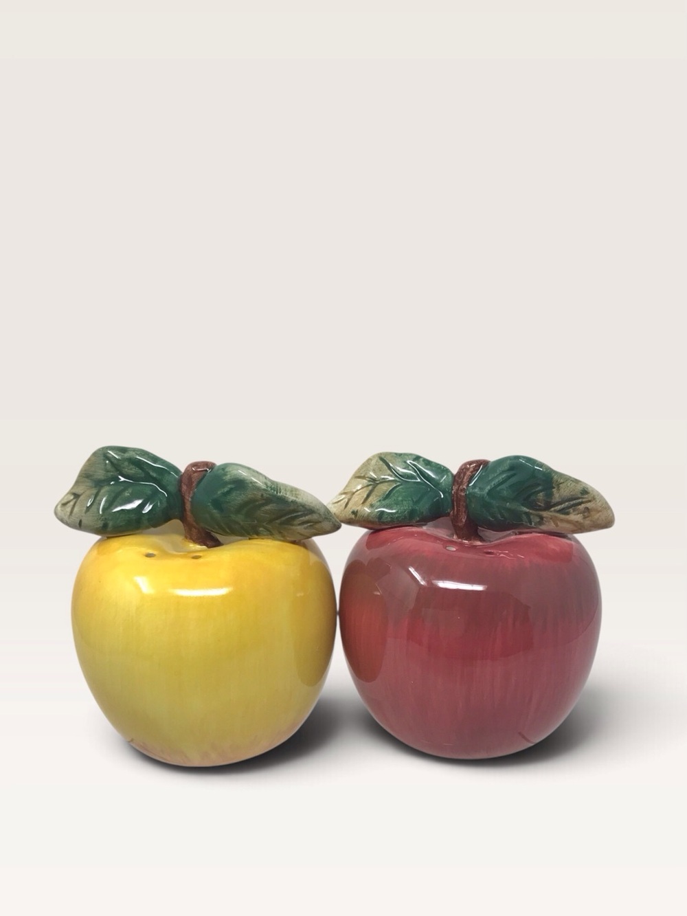Oneida NEW Ceramic Apple Salt & Pepper Shakers Red & Yellow Country Cottagecore